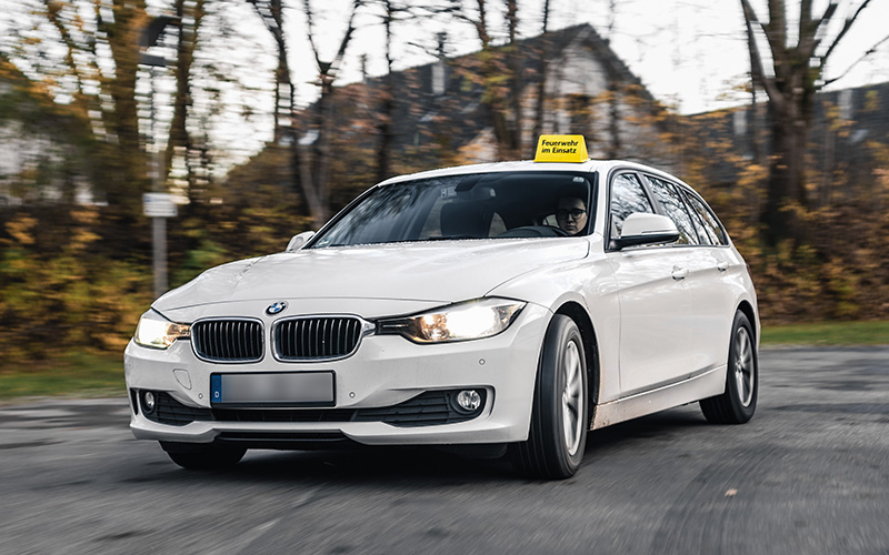 Ein Auto fährt mit einem Dachaufsetzer