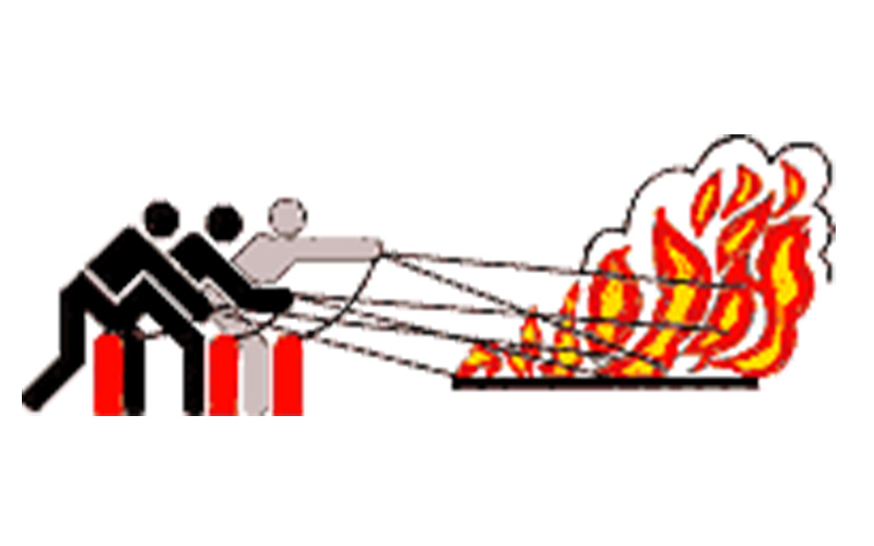 Mehrere Feuerlöscher werden genutzt