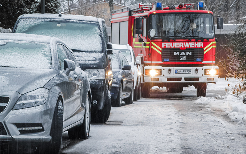 Feuerwehrfahrzeug kommt nicht durch enge Straße