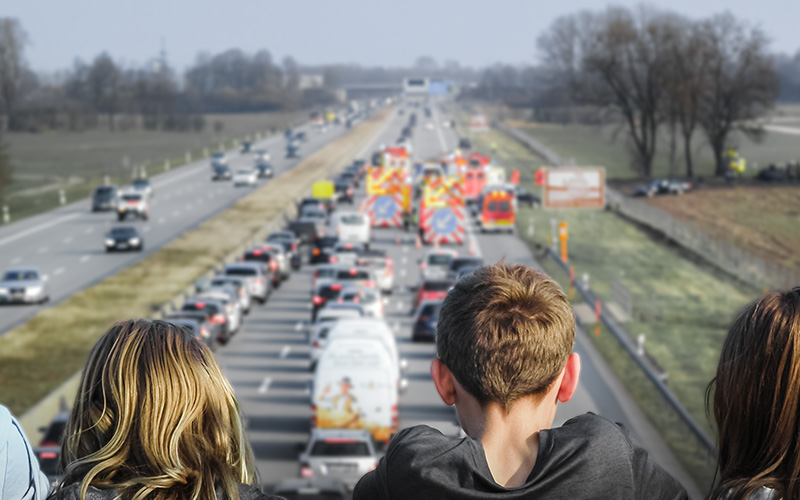 Gaffer an einer Autobahnbrücke