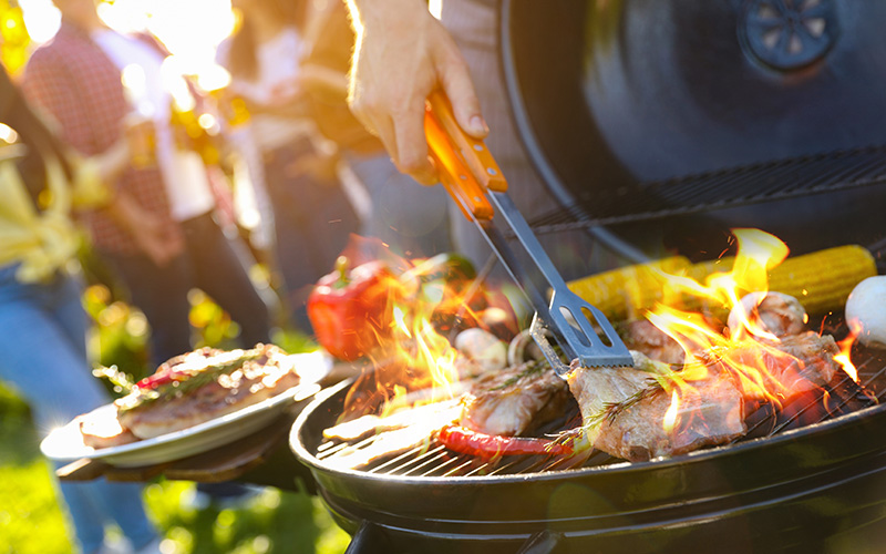  Auf einem Grill werden Speisen zubereitet