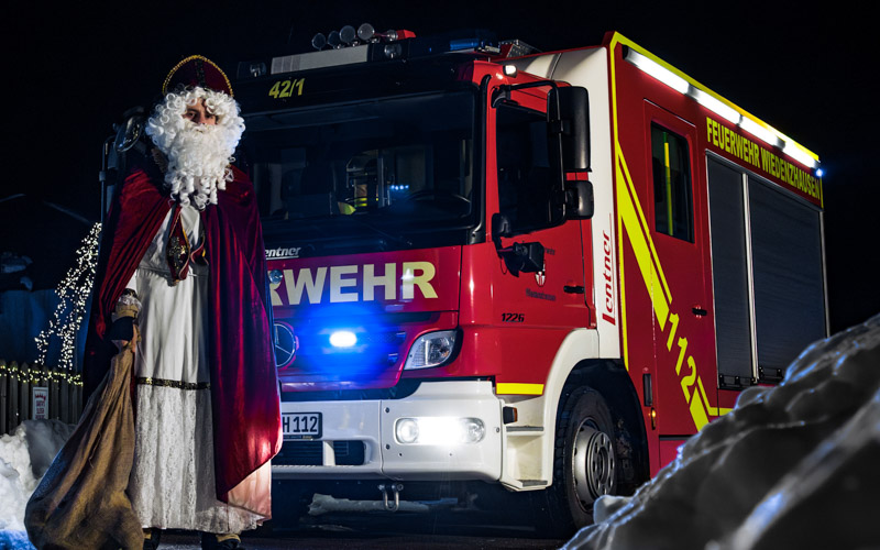 Der Nikolaus vor einem Feuerwehrfahrzeug