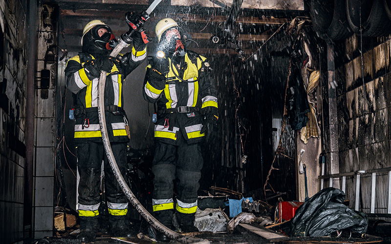 Feuerwehrler führen Nachlöscharbeiten durch