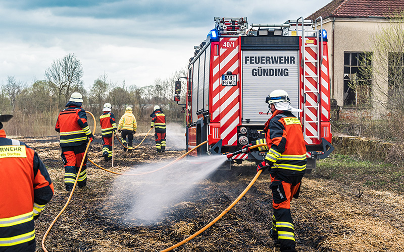 Die Die Feuerwehr bekämpft einen Wald- beziehungsweise einen Vegetationsbrand