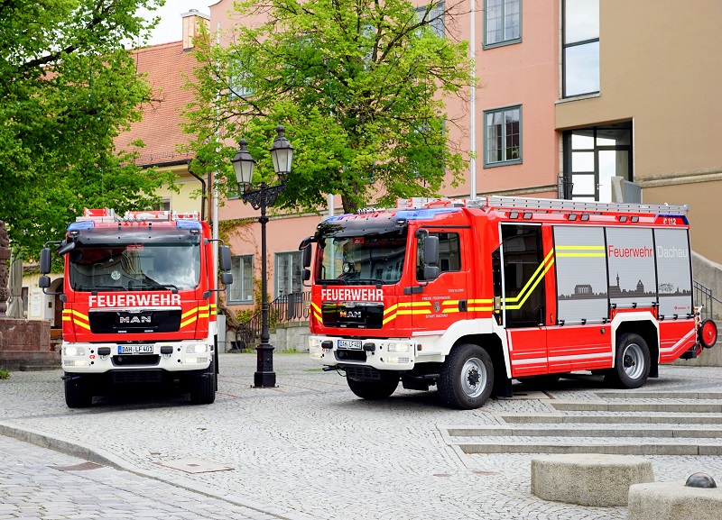 Beide HLFs vor dem Rathaus in Dachau