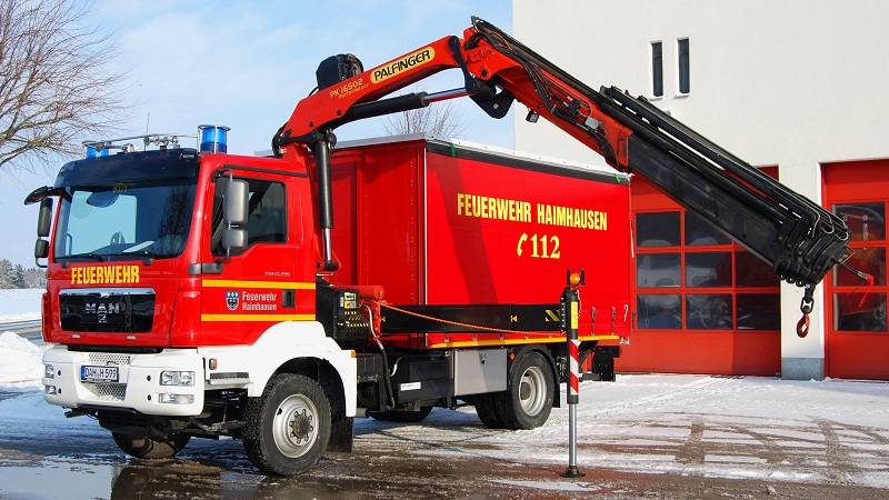 Seitenansicht mit ausgefahrenem Kran