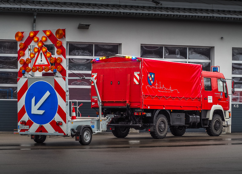 Zugfahrzeug Verkehrssicherungsanhänger