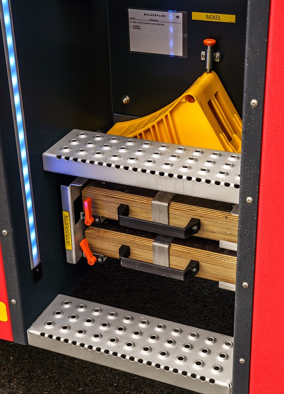 Aufstieg mit Zubehör für die Drehleiter