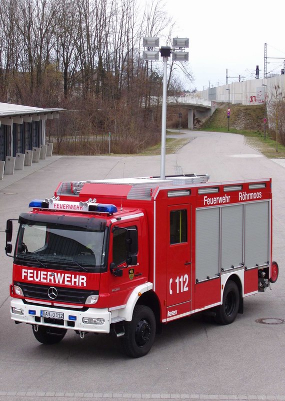 HLF 20/16 mit ausgefahrenem Lichtmast