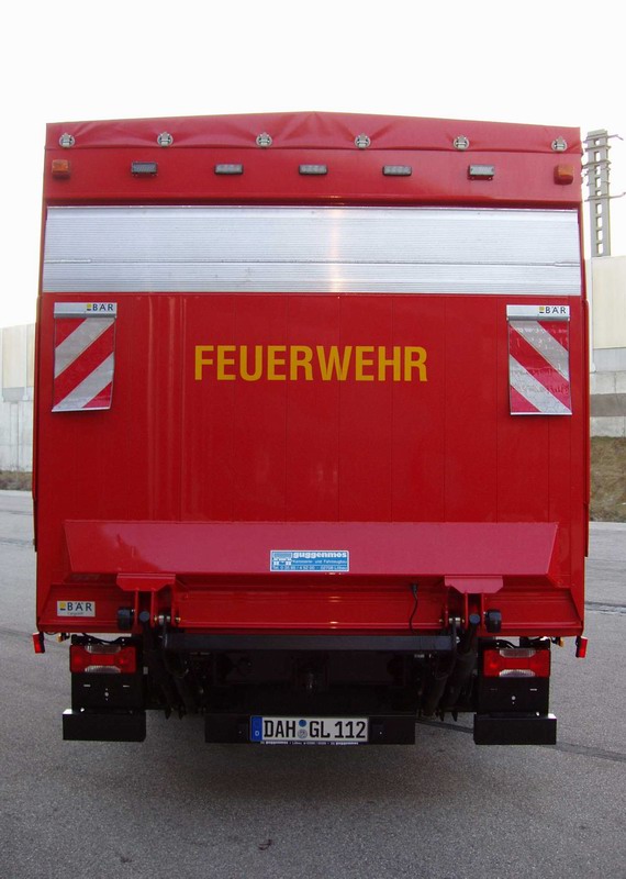 Fahrzeugheck mit Ladebordwand und Verkehrssicherungssystem