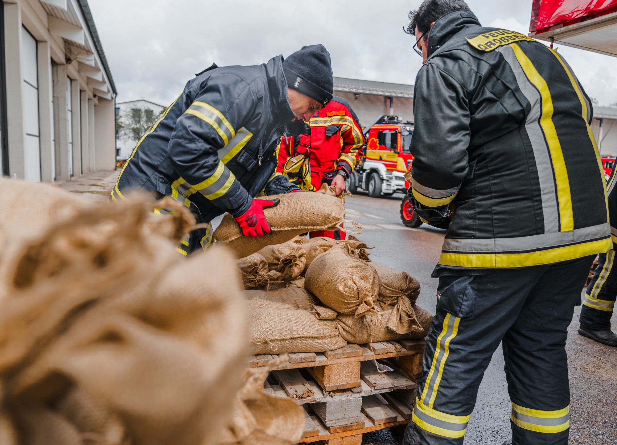 Sandsäcke werden befüllt