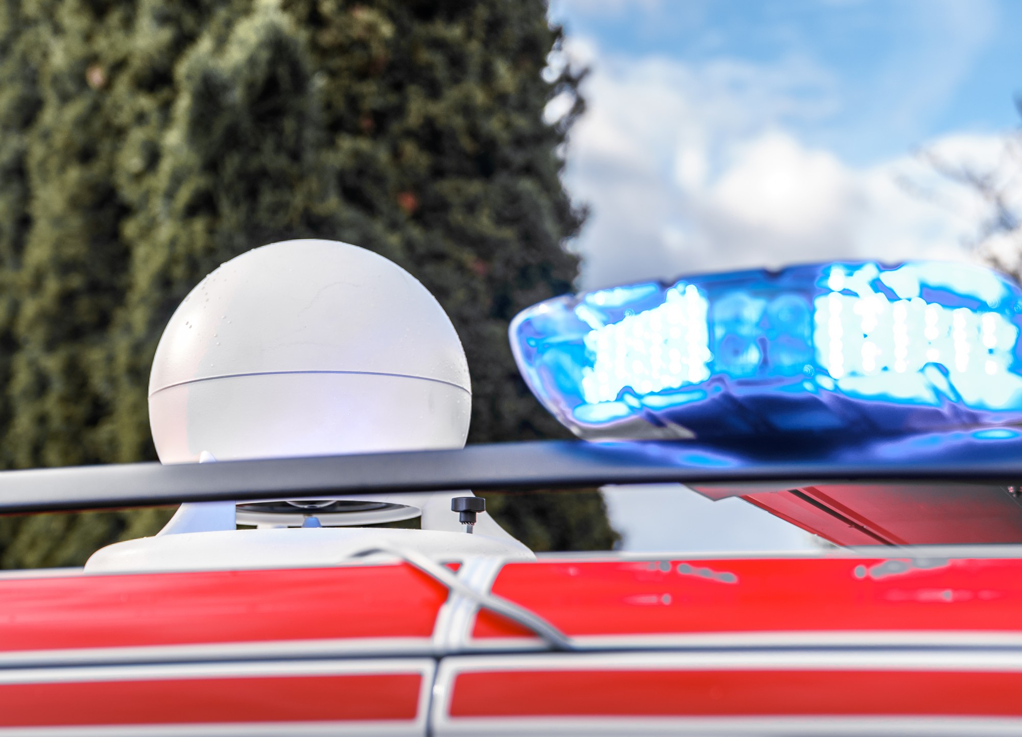 Feuerwehrfahrzeug mit Lautsprecher auf dem Dach
