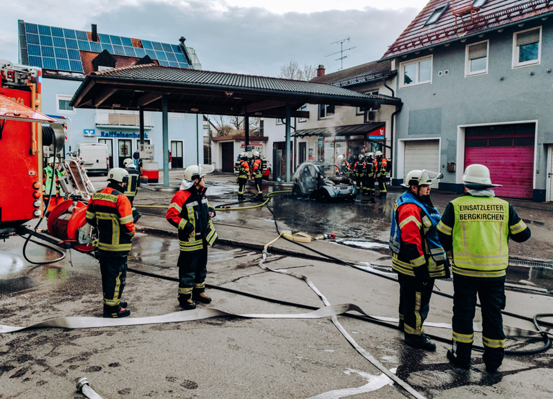 Vollbrand eines PKW auf einem Tankstellengelände