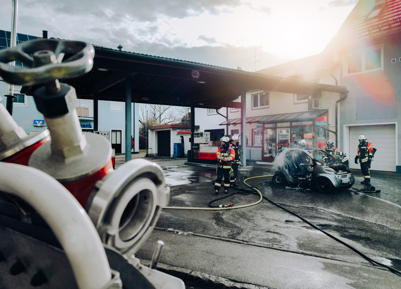 Vollbrand eines PKW auf einem Tankstellengelände