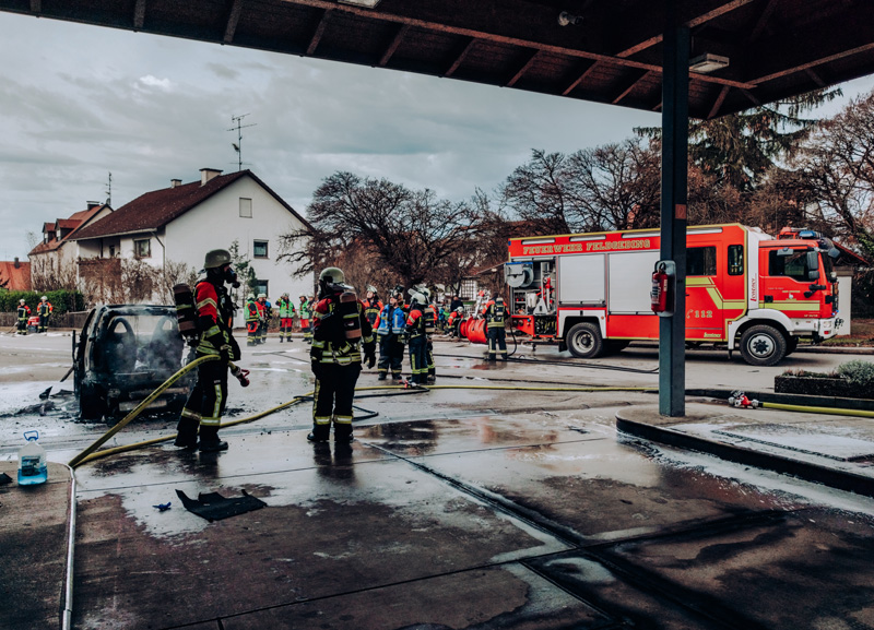 Vollbrand eines PKW auf einem Tankstellengelände