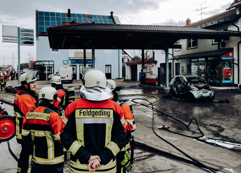 Vollbrand eines PKW auf einem Tankstellengelände
