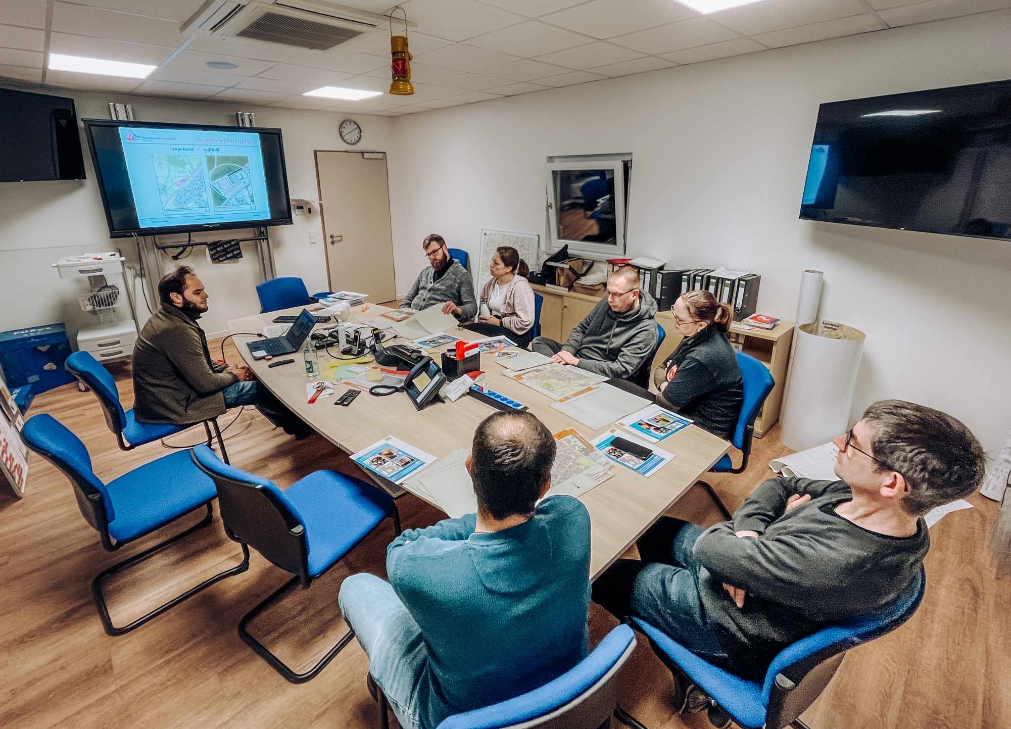 Theorie trifft Praxis: Feuerwehrkräfte trainieren für Einsätze mit Brandmeldeanlagen