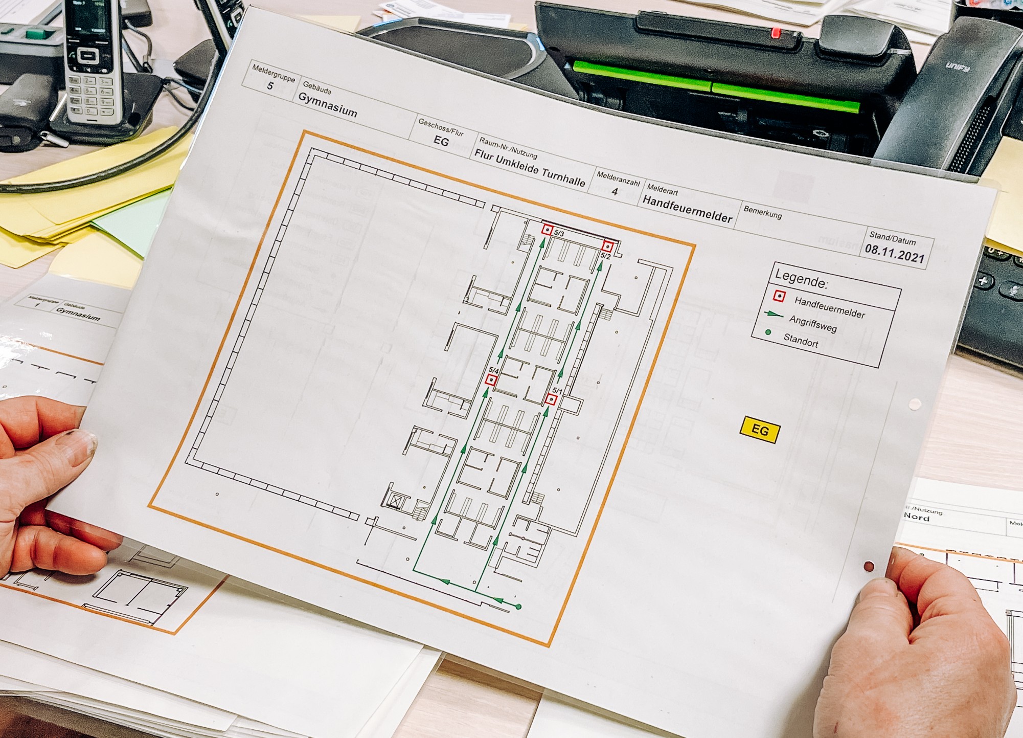 Theorie trifft Praxis: Feuerwehrkräfte trainieren für Einsätze mit Brandmeldeanlagen