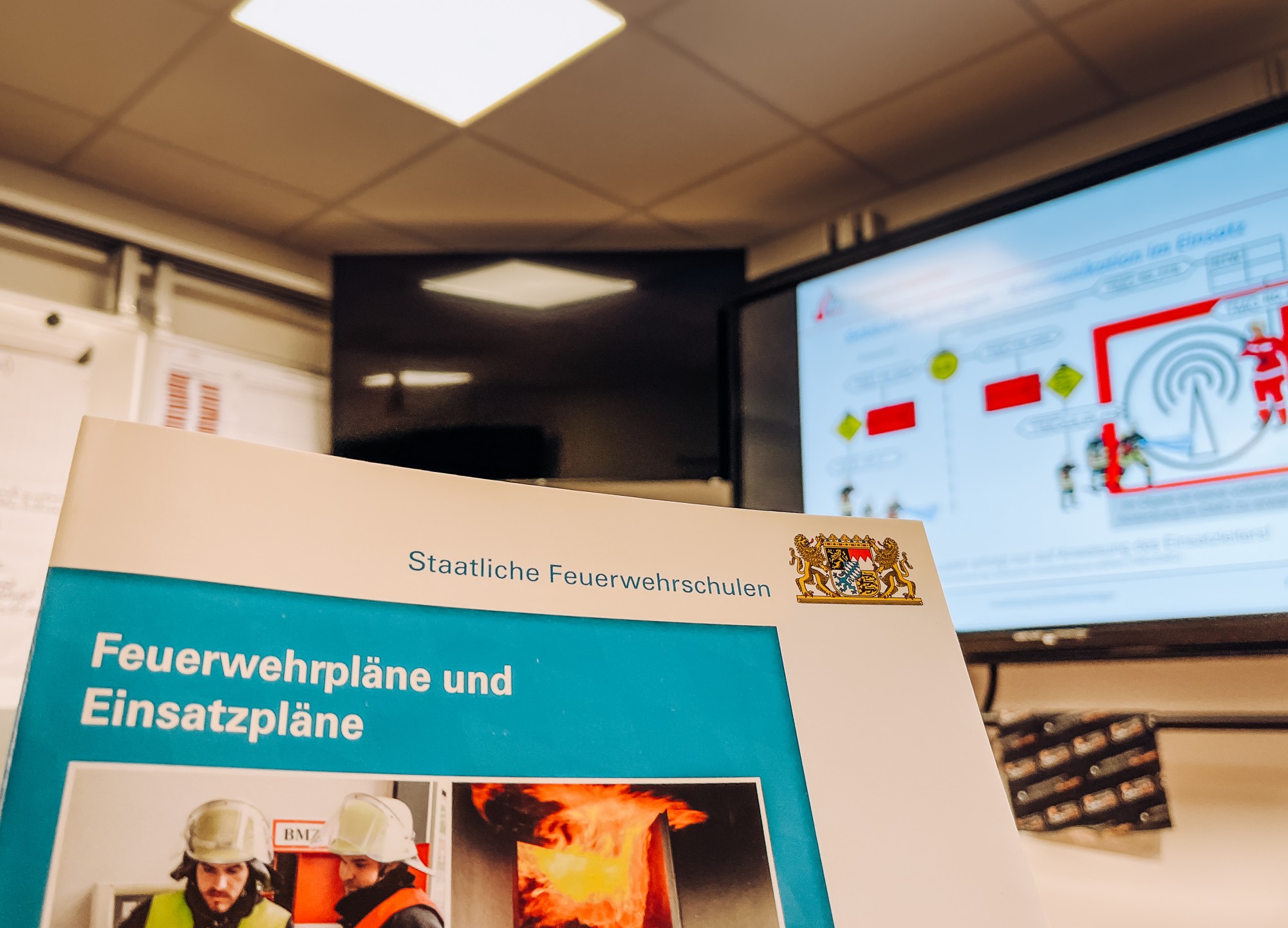 Theorie trifft Praxis: Feuerwehrkräfte trainieren für Einsätze mit Brandmeldeanlagen