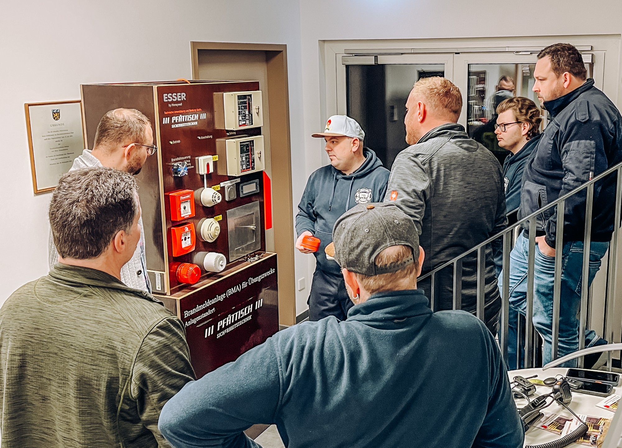 Theorie trifft Praxis: Feuerwehrkräfte trainieren für Einsätze mit Brandmeldeanlagen