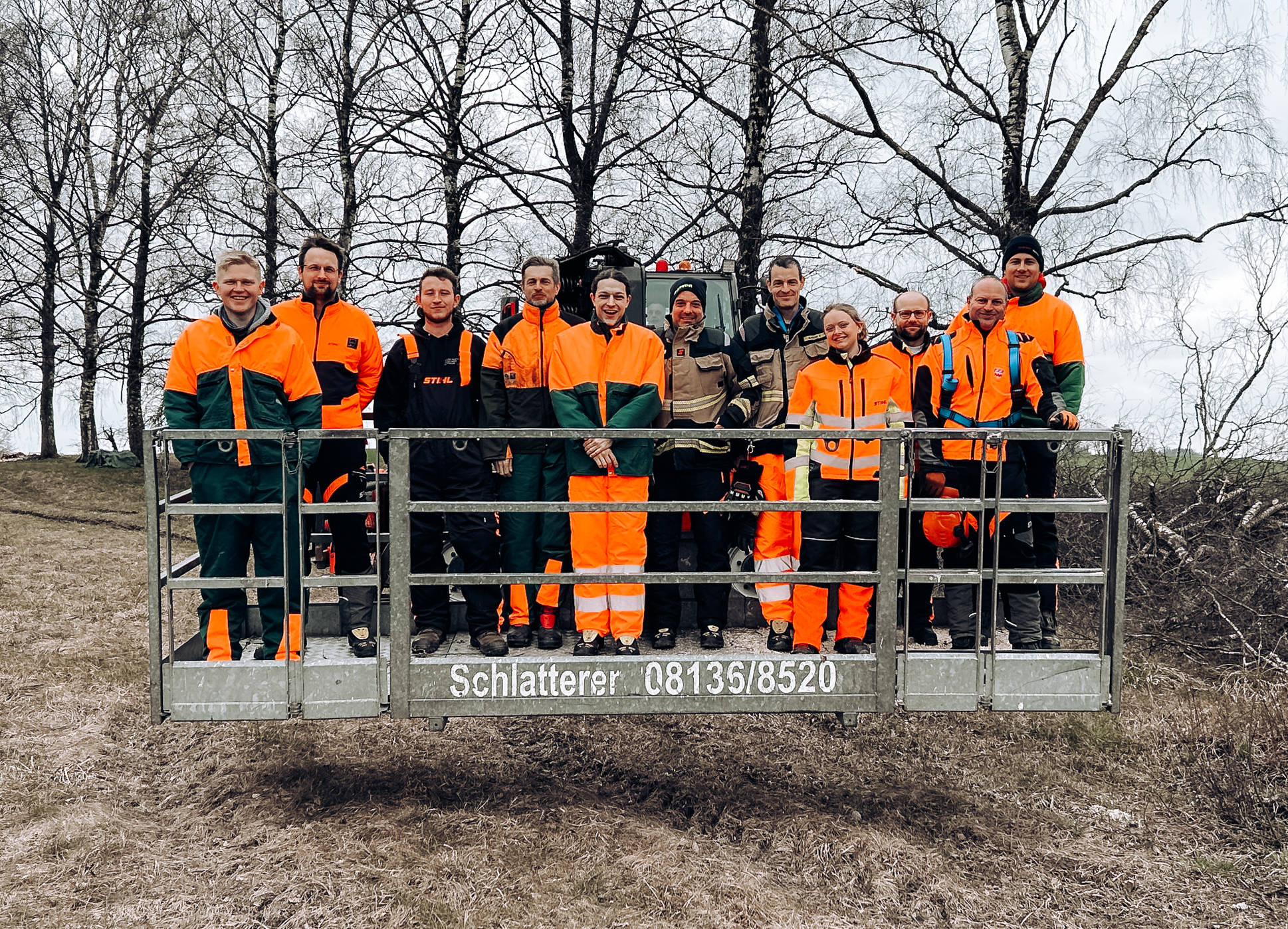 Gut gerüstet für den Einsatz: 10 Feuerwehrleute trainieren Motorsägenarbeit in großer Höhe