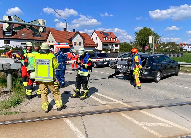 S-Bahn kollidiert in Indersdorf mit Pkw
