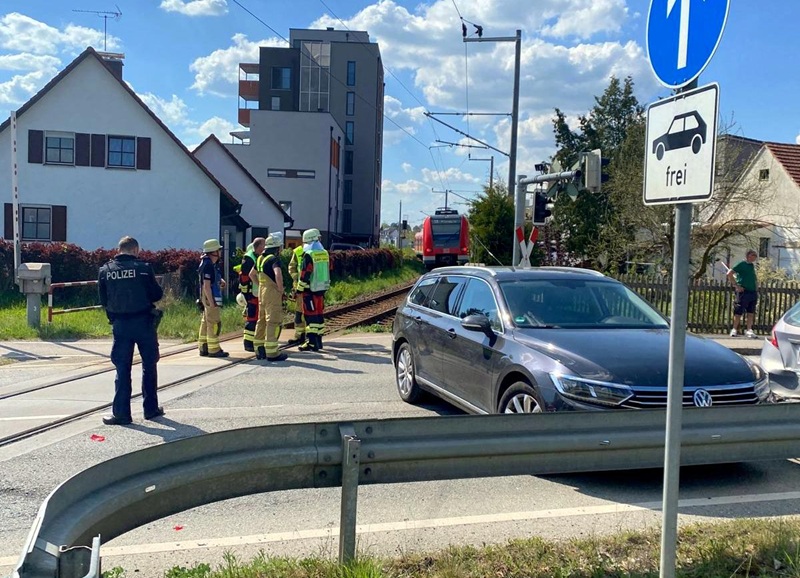 S-Bahn kollidiert in Indersdorf mit Pkw