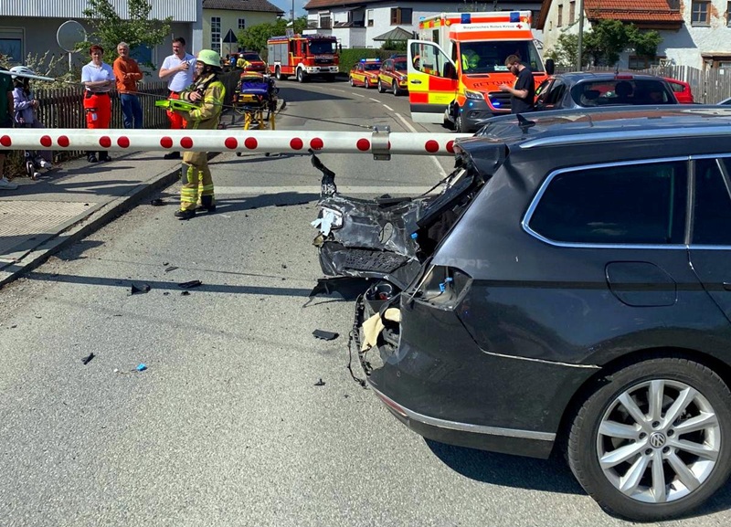 S-Bahn kollidiert in Indersdorf mit Pkw