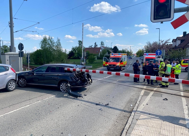 S-Bahn kollidiert in Indersdorf mit Pkw