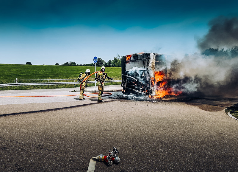 Linienbus brennt am Bahnhof Hebertshausen komplett aus