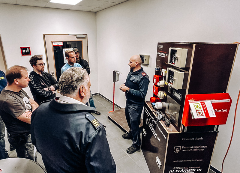 Gemeinsam üben, sicher handeln: Feuerwehren trainieren für Einsätze mit Brandmeldeanlagen
