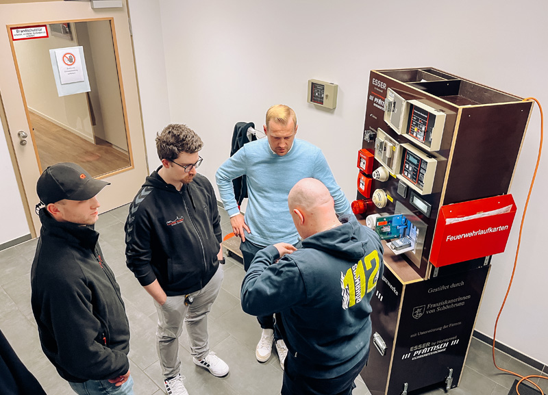 Gemeinsam üben, sicher handeln: Feuerwehren trainieren für Einsätze mit Brandmeldeanlagen