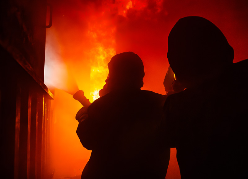 Sicher durch den Rauch: 100 Atemschutzgeräteträger trainieren den Ernstfall im Brandcontainer