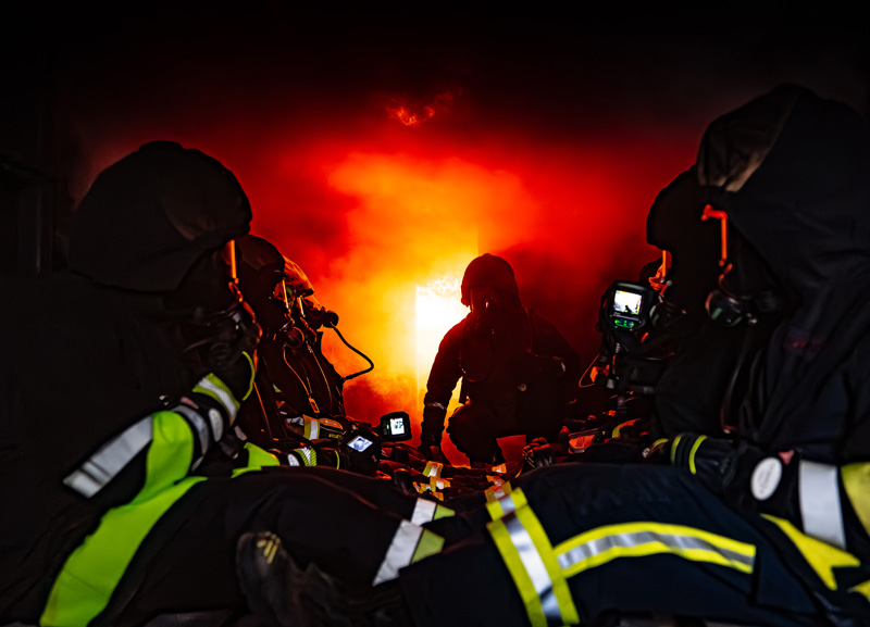 Sicher durch den Rauch: 100 Atemschutzgeräteträger trainieren den Ernstfall im Brandcontainer