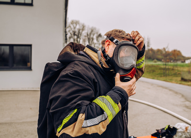 Sicher durch den Rauch: 100 Atemschutzgeräteträger trainieren den Ernstfall im Brandcontainer