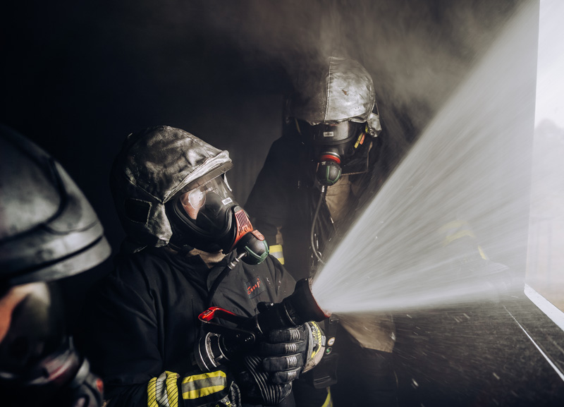 Sicher durch den Rauch: 100 Atemschutzgeräteträger trainieren den Ernstfall im Brandcontainer