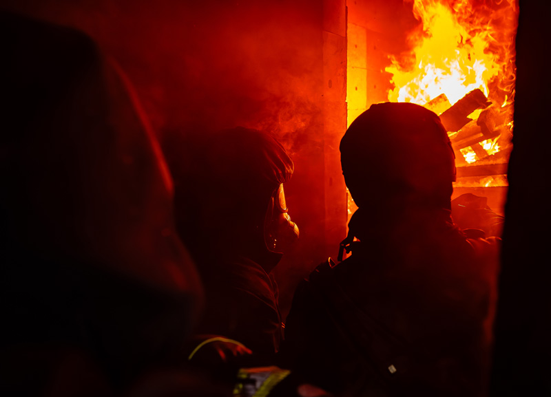 Sicher durch den Rauch: 100 Atemschutzgeräteträger trainieren den Ernstfall im Brandcontainer