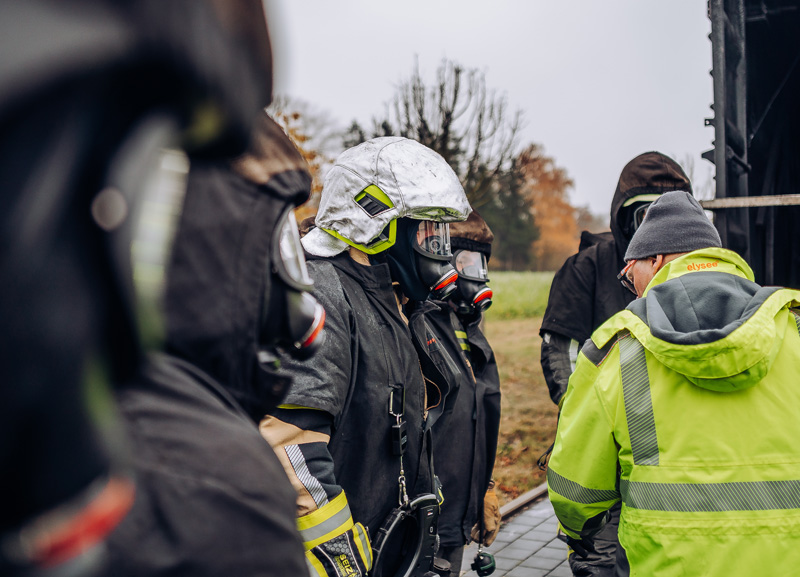 Sicher durch den Rauch: 100 Atemschutzgeräteträger trainieren den Ernstfall im Brandcontainer