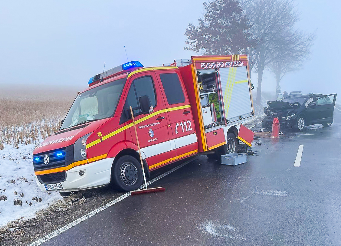 Unfälle bei Eisglätte – Feuerwehrfahrzeug bei Absicherung beschädigt