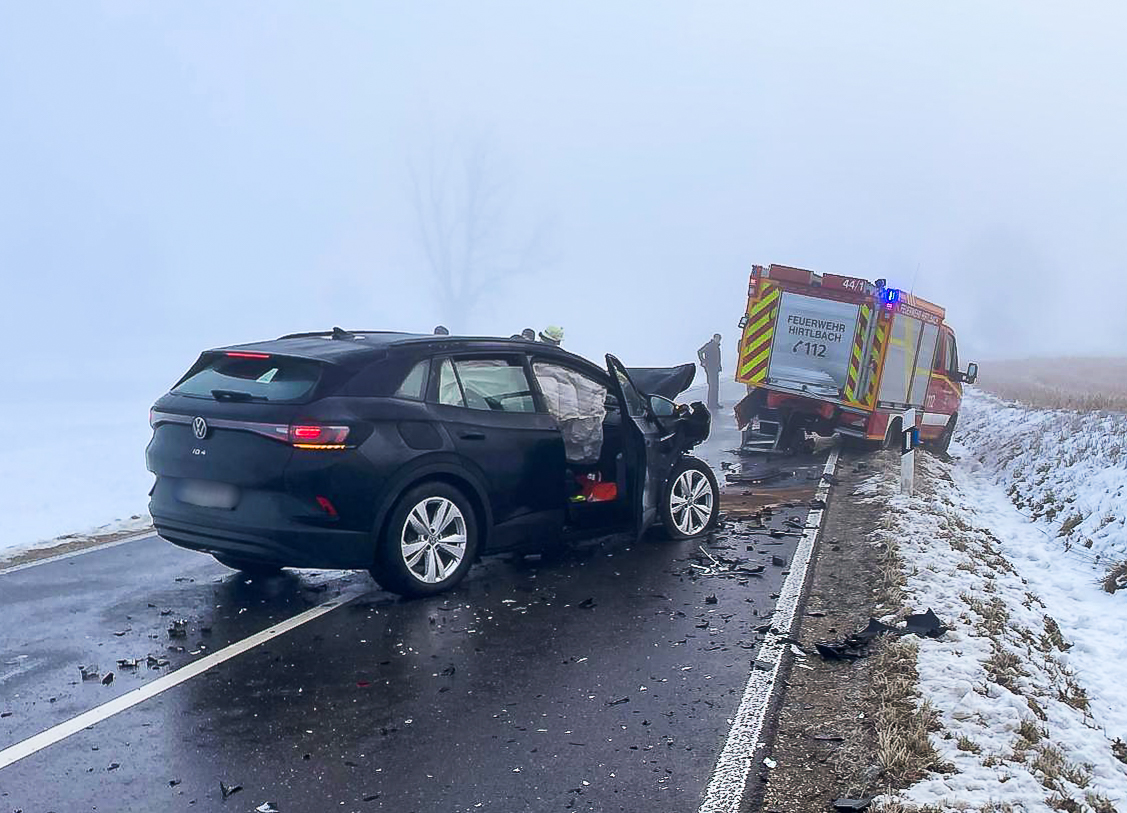 Unfälle bei Eisglätte – Feuerwehrfahrzeug bei Absicherung beschädigt