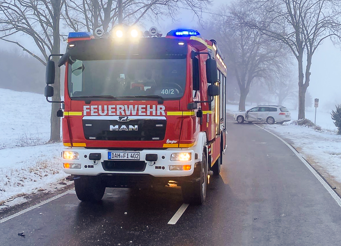 Unfälle bei Eisglätte – Feuerwehrfahrzeug bei Absicherung beschädigt
