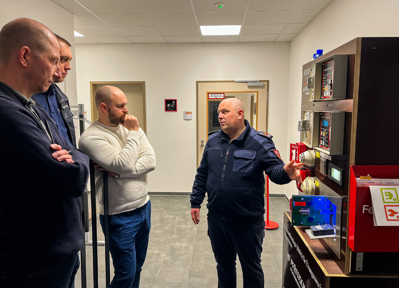 Fortbildung für den Ernstfall: Feuerwehren trainieren Einsatz an der Brandmeldeanlage