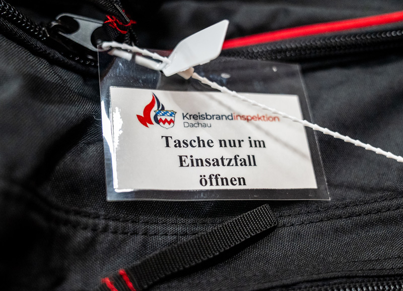 Sicher im Einsatz - Übergabe der neuen Chemikalienschutzanzüge im Landkreis Dachau