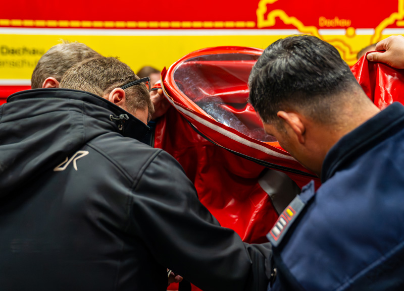 Sicher im Einsatz - Übergabe der neuen Chemikalienschutzanzüge im Landkreis Dachau
