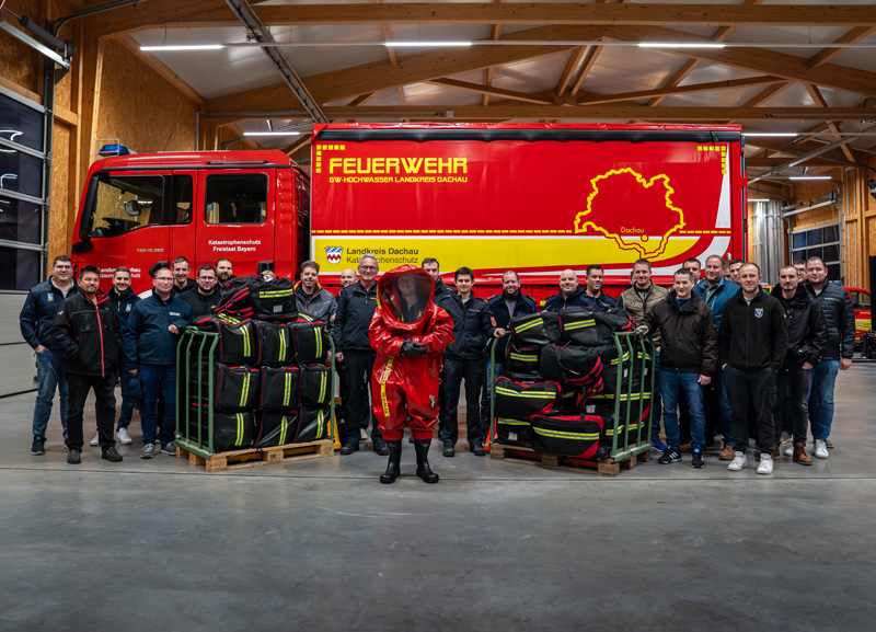 Sicher im Einsatz - Übergabe der neuen Chemikalienschutzanzüge im Landkreis Dachau