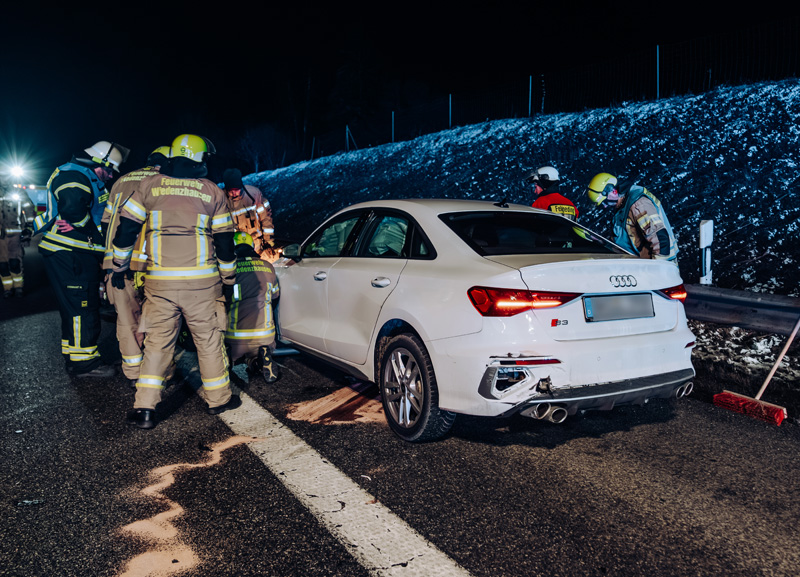 Verkehrsunfall auf der A8 – drei Verletzte nach Kollision