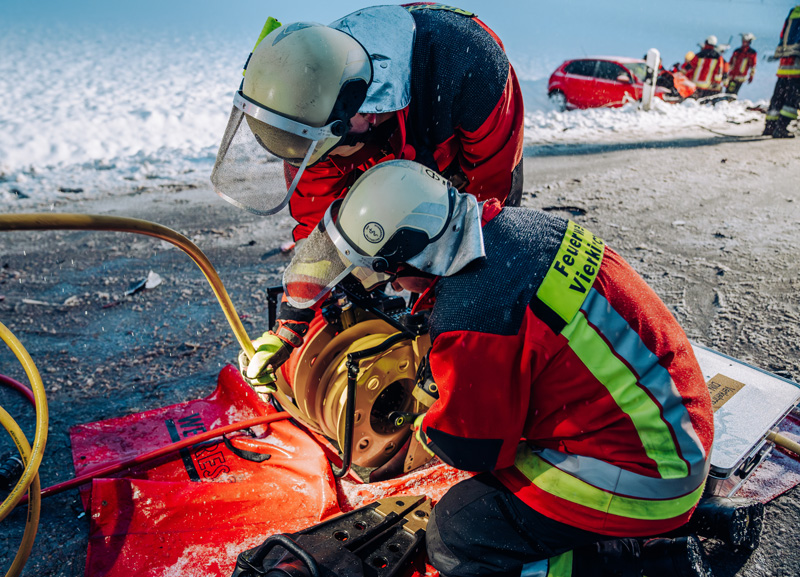 Glätteunfall bei Vierkirchen - Drei Fahrzeuge involviert