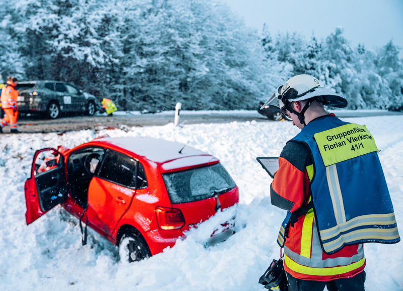 Glätteunfall bei Vierkirchen - Drei Fahrzeuge involviert
