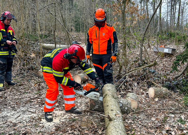 Sicherer Umgang mit der Motorsäge: 27 Feuerwehrkräfte erfolgreich ausgebildet