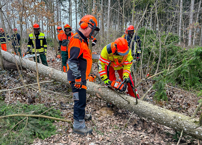 Sicherer Umgang mit der Motorsäge: 27 Feuerwehrkräfte erfolgreich ausgebildet